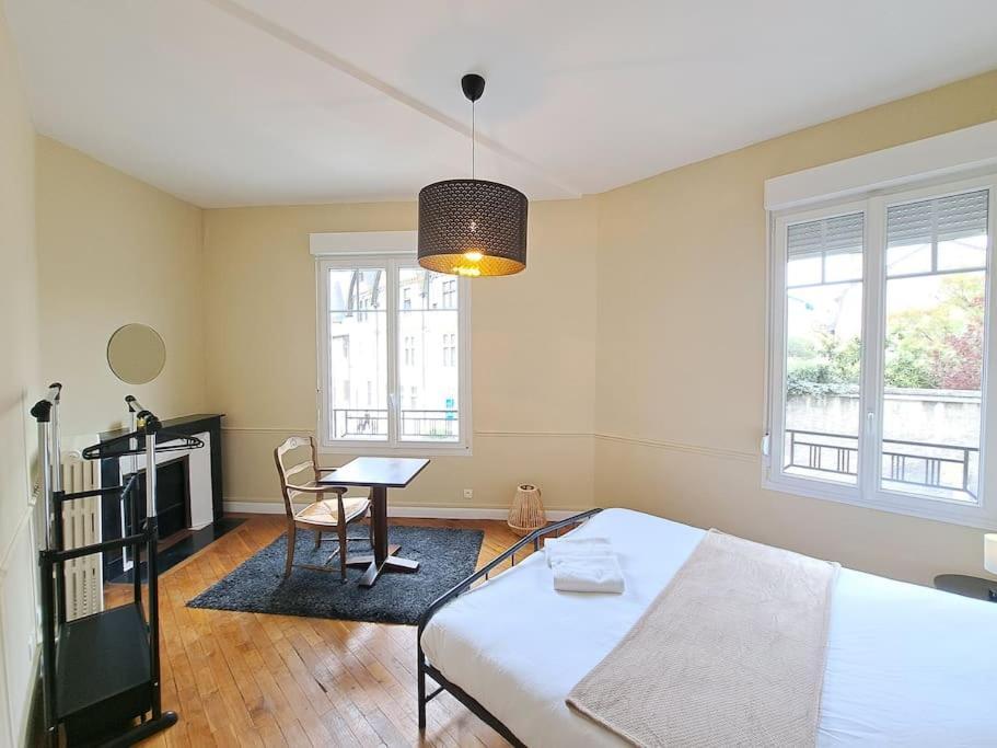 Perth, Bel Appartement Lumineux แร็งส์ ภายนอก รูปภาพ